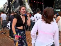 Festivalul Neversea, deschis de Alexandra Stan. Tinerii nu s-au lăsat afectați de ploaie