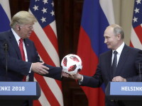 Putin îi oferă lui Trump o minge de la CM, în timpul întâlnirii de la Helsinki