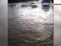 Inundații în România. Un șofer a fost luat pe sus de viitură cu tot cu mașină