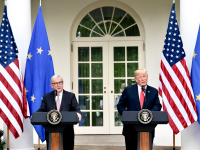 Preşedintele Statelor Unite, Donald Trump, şi preşedintele Comisiei Europene, Jean-Claude Juncker,