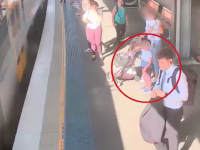 Momentul în care un copil cade pe lângă tren într-o stație. VIDEO