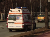 Medici de pe ambulanță atacați cu toporul