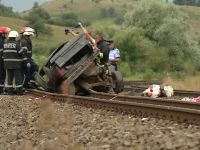 Mașină spulberată de tren, în Cluj. Șoferul și pasagerul au murit pe loc