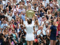 Simona Halep cu trofeul de la Wimbledon 2019