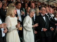 Theresa May, surprinsă din nou dansând pe muzica formației Abba - 1