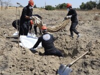 operatiune de deshumare in Raqqa