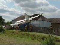 Mai multe victime, după ce un avion s-a prăbușit peste o casă. Reacția autorităților