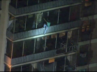 Momentul în care un bărbat a coborât pe exteriorul unui bloc cu 19 etaje din cauza unui incendiu