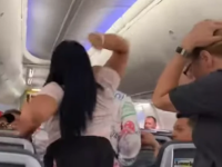 Ce a făcut o tânără când a observat că iubitul ei ”se uită la o altă femeie” în avion