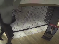 Momentul în care un hoț întră prin acoperiș într-un mall. Cine îl aștepta la ieșire