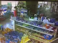 Tânără filmată în timp ce fură într-o benzinărie din Brăila