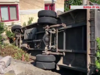 Camion răsturnat după ce o anvelopă a explodat