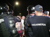Casa suspectului din Caracal, apărată de jandarmi de furia localnicilor