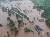 Inundații în India. 700 de pasageri blocați într-un tren, salvați cu elicopterul - 2