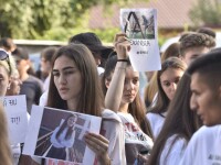 Cazul de la Caracal. Protest al elevilor în faţa sediilor Primăriei şi Poliţiei din oraş