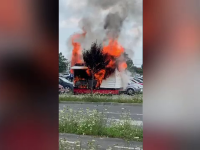 O rulotă cu mâncare a luat foc într-o parcare. Ce a vrut să facă un minor