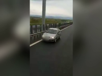 Șofer filmat când mergea pe contrasens, pe autostradă. Două TIR-uri i-au blocat calea