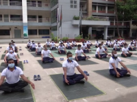 Polițiștii din Bangladesh au înlocuit antrenamentele fizice dure cu yoga