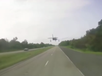 Momentul în care un avion de mici dimensiuni aterizează pe o șosea aglomerată. VIDEO