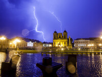 Furtună cu fulgere în Piața Unirii din Timișoara