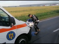 Accident grav pe DN 71. Un motociclist s-a izbit de o camionetă, apoi a intrat într-o ambulanță, pe contrasens
