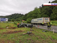 Accident grav între două mașini și un TIR, în județul Brașov. Un autoturism, complet distrus