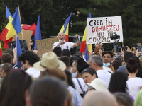 Sute de persoane au protestat în București, cerând respingerea legii izolării și carantinei