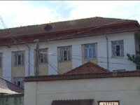 Un deținut stă de mai multe pre pe acoperișul închisorii din Găești. Ce cere