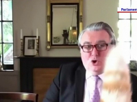 Ce a pățit un parlamentar scoțian în timpul unei dezbateri prin videoconferință. A stârnit hohote de râs