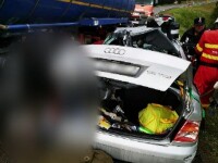 Audi transformat într-un morman de fiare după ce a fost lovită de un TIR, în pasul Tihuța