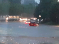 Capitala inundată. Tramvaie și mașini, blocate de apă în București