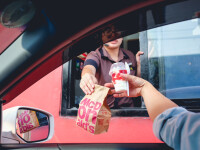 Amendă de 5.000$ pentru trei australieni care au mers la fast-food deși erau în izolare