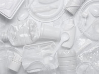 Produsele din plastic de unică folosinţă nu mai pot fi vândute în UE de sâmbătă. Ce se întâmplă în România