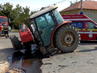 Tractor rupt în două de un BMW, în Teleorman, doi adulți și un copil au ajuns la spital