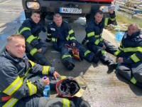 Imagini inedite cu pompierii istoviți după stingerea incendiului de la Petromidia. S-au răcorit reciproc cu apă