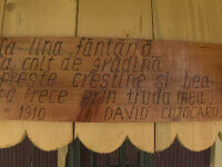 La Polovragi, cele 100 de fântâni din comună vor avea istoria scrisă, în versuri, pe tăblițe din lemn