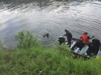 O maşină cu trei bărbaţi a căzut în Dunăre. Unul s-a salvat, ceilalţi au rămas captivi în autoturism