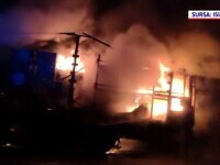 Un camion a ars în trafic, pe DN65. Pompierii nu au putut salva nimic din încărcătură