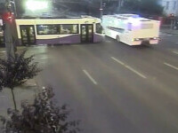 Dubă cu 13 deținuți, lovită de un tramvai, la Timișoara. Mașina penitenciarului circula pe contrasens