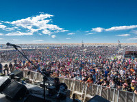 Mii de persoane participă la festivalul de muzică Big Red Bash din Australia, care se desfășoară în deșert