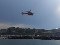 Doi copii au fost lăsați nesupravegheați de părinți pe o jucărie gonflabilă, la mare. Unul a fost salvat de salvamari. VIDEO