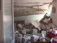 O femei și un bărbat au rămas pe drumuri, după ce o explozie puternică le-a distrus casa