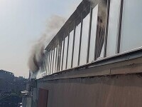 Un incendiu puternic a izbucnit într-un apartament situat la ultimul etaj al unui bloc din Capitală. FOTO