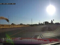 O șoferiță din SUA „a zburat” cu mașina pe autostradă. Imagini incredibile surprinse de o cameră de bord