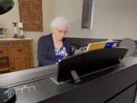 O femeie din SUA, în vârstă de 103 ani, cântă la pian de când se știe. A învățat singură când avea 12 ani
