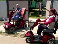 Bătrânii de la sat merg acum pe scutere și triciclete electrice. „Nu mai este moda căruței”