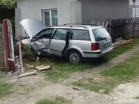 O mașină a ajuns în curtea unei case din Dâmbovița. Ce s-a întâmplat