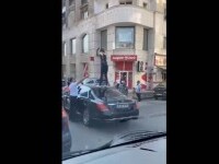 O femeie din Capitală a fost reținută, după ce s-a urcat pe o mașină în trafic VIDEO