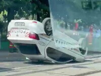 O mașină de poliție în care se aflau și doi reținuti s-a răsturnat, în Capitală. VIDEO