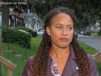 Imagini virale. Ce i-au făcut doi bărbați unei jurnaliste care se pregătea să intre în direct